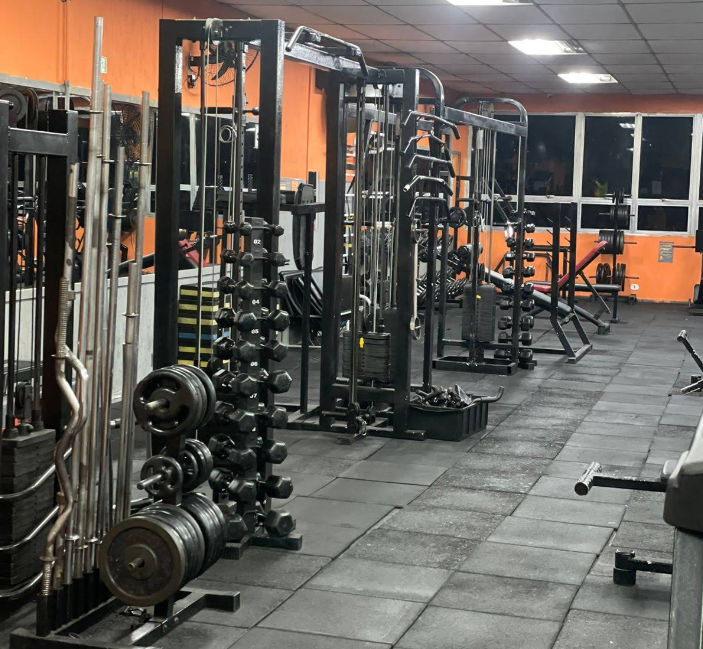 Academia Total Fit Club — área de musculação
